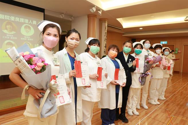 副院长庄淑婷（左五）颁奖表扬优良护理人员。（台中慈济医院提供）