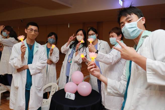 在开刀房任职不到一个月的护理师许闵涵（左二），手持心灯很开心有一家人的感觉。（台中慈济医院提供）