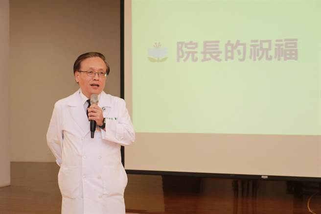 院长简守信致词许诺让护理师准时下班。（台中慈济医院提供）