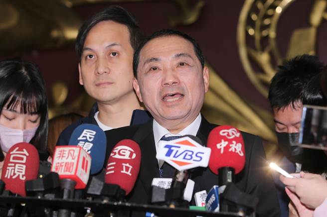 新北市长侯友宜10日前往市议会进行市政总质询。（黄世麒摄）