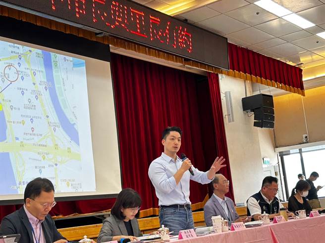 台北市长蒋万安（站立者）今上午参加与里长有约士林场，会前接受访问。（陈薏云摄）