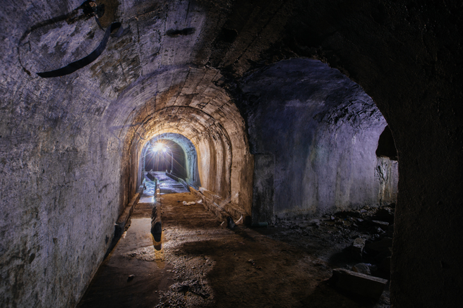 美国一名爸爸买了168坪的地堡，全家6口搬进去住3年，未来希望完成自给自足的梦想。(示意图/达志影像)