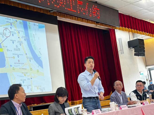 台北市长蒋万安（站立者）今上午参加与里长有约士林场，会前接受访问。（陈薏云摄）