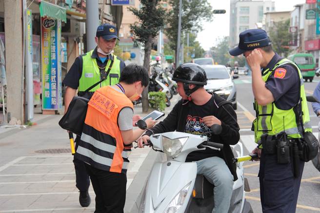 金门地区「监、环、警噪音车大执法」，加强取缔违法改装车辆，还给民眾安寧环境。(图／金门县警局提供)