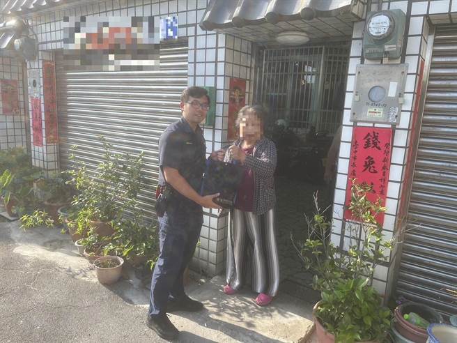 员警顺利帮阿嬷取回手提包。（警方提供）