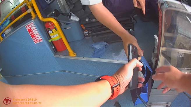 员警顺利帮阿嬷取回手提包。（警方提供）