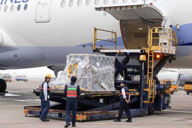 卫福部今天上午10点大动作召开记者会，公开BNT疫苗採购过程。图为台积电、慈济基金会和永龄基金会採购1500万剂疫苗抵台照。（图／报系资料照）