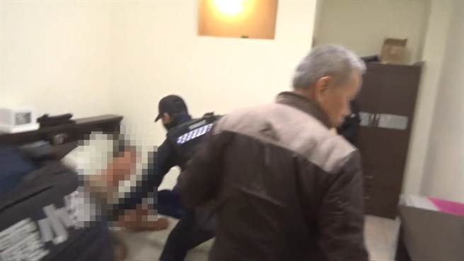 警方攻坚，正在休息的王男措手不及。（翻摄照片／高雄洪靖宜传真）