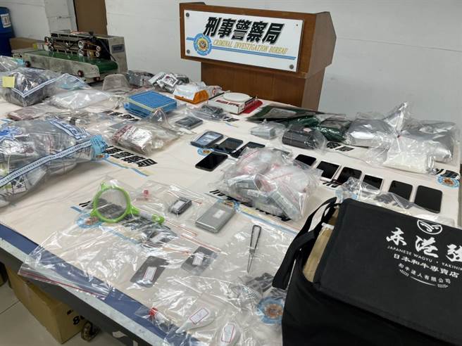 警方查扣大量证物。（洪靖宜摄）