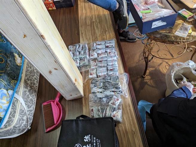 该分装场採一条龙式生产，由集团成员自行分装，再购买大型封口机自行包装。（翻摄照片／高雄洪靖宜传真）