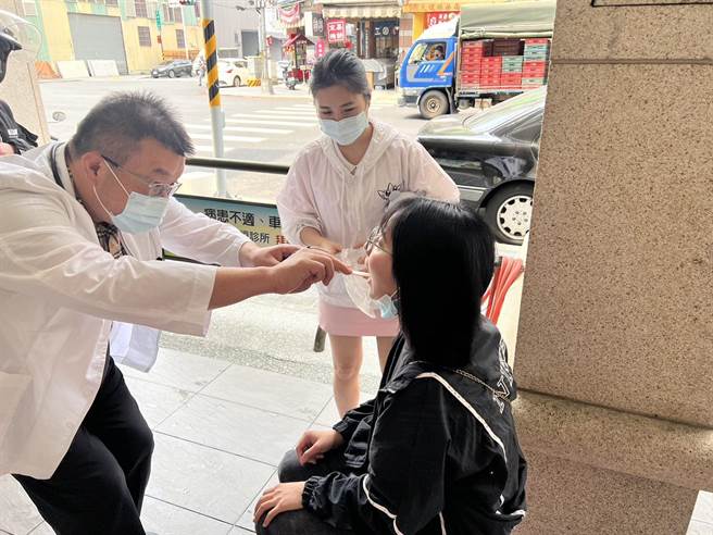 近日新冠确诊病患激增，台中市施胜桓小儿科诊所採「分流看诊」，病患激增，医师跑内跑外好忙。（施胜桓提供／冯惠宜台中传真）