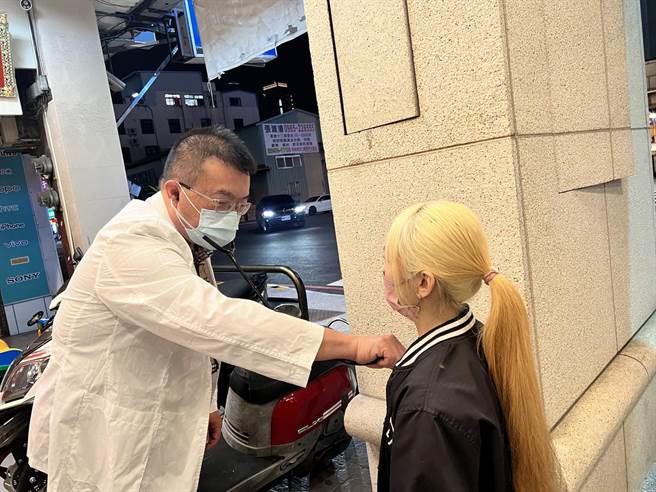 近日新冠确诊病患激增，台中市施胜桓小儿科诊所採「分流看诊」，病患激增，医师跑内跑外好忙。（施胜桓提供／冯惠宜台中传真）