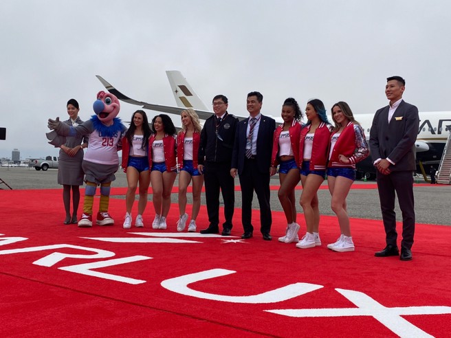 星宇航空4月26日首航台北－洛杉矶航线，有网红进入驾驶舱内与董事长张国炜的合照，遭人检举至交通部民用航空局，对此民航局正在调查是否违规。（陈佑诚摄）