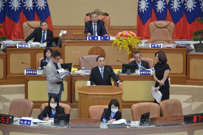 新北市65歲以上長者有70萬人口，新北市敬老卡有480點，不過，新北市議員許昭興、林裔綺今總質詢提及，敬老卡用途不如他縣市，轄內的瑞芳、平溪等非山非市地區根本是看得到吃不到。（蔡雯如攝）