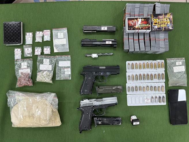 警方查扣枪枝及毒品等赃证物。（警方提供／孙英哲彰化传真）