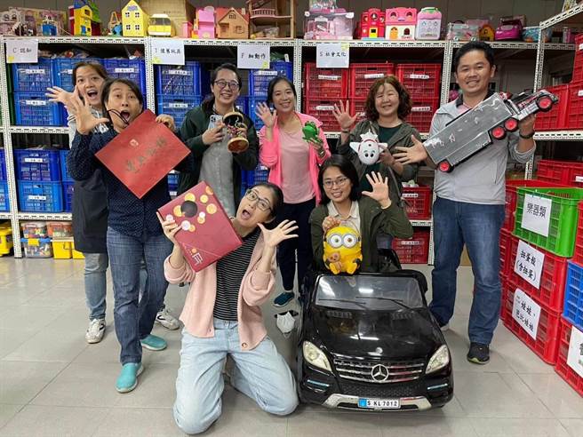 国立东华大学洄澜共好大学社会责任（USR）中心，日前到台湾玩具图书馆协会承办的新北市玩具银行交流，催生花莲玩具物流站的成立，盼让偏乡孩童与长者也能享受玩具带来的欢乐。（东华大学提供／罗亦晽花莲传真）