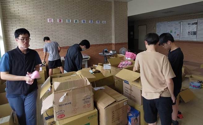 国立东华大学洄澜共好大学社会责任（USR）中心成立花莲玩具物流站，近日已收到首批玩具图书馆协会配送的玩具，总重约500公斤，整理维修后，将提供东部地区学校、机构等申请租借。（东华大学提供／罗亦晽花莲传真）