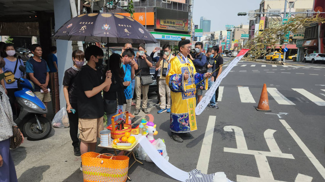 台南市北区鸭母寮市场8日上午发生一对母女在斑马线上遭休旅车撞击，3岁女童不治，母亲住院中，家属（昨）9日下午在车祸现场招魂。（图/ 中央社）