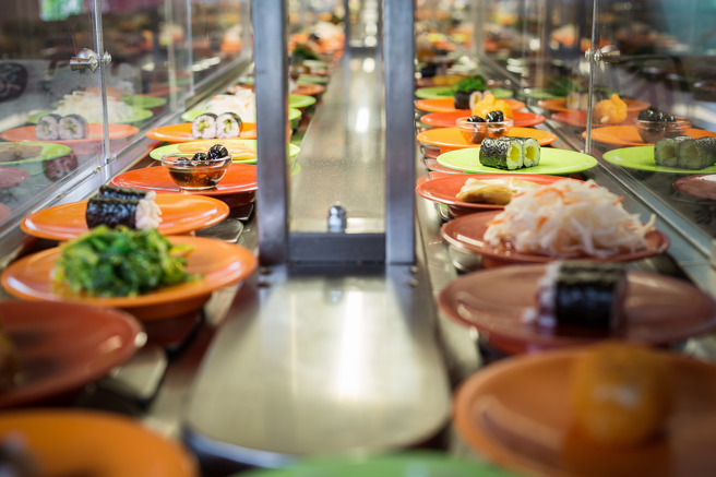 作为人气美食的迴转寿司，在「按盘计价」的情况下容易超出预算，也有网友表示，如果在迴转寿司店如果想要真的吃饱，基本上都要点到1,000元上下。（图/ shutterstock）