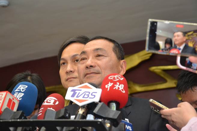 新北市长侯友宜今年承诺，辖内清洁队员夜点费将从80元提升至120元。新北市民进党团今总质询争取提前发放，侯友宜回应，正常来讲是按预算编列，但环保局若有一些预算可以支持，将请局处调整一下。（蔡雯如摄）