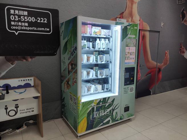 青创团队有鸣所设计之云端智慧型贩卖机进驻于各大展场及商场，发展无人商店化。(高雄市青年局提供)
