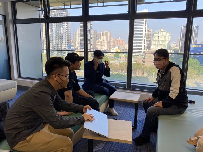 青年局安排业师（右一）辅导青创团队有鸣，讨论策略合作模式及公司年度商业策略。(高雄市青年局提供)