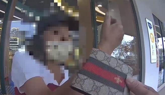 丰妇称将皮夹内的证件和日币全丢到爱河中。（翻摄照片／高雄洪靖宜传真）