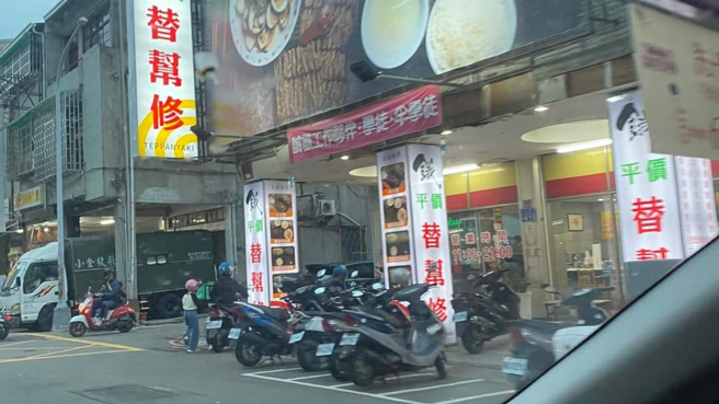 一名男网友表示，在台中市路边看到大大招牌写「替帮修」。（图／翻摄自爆废公社）