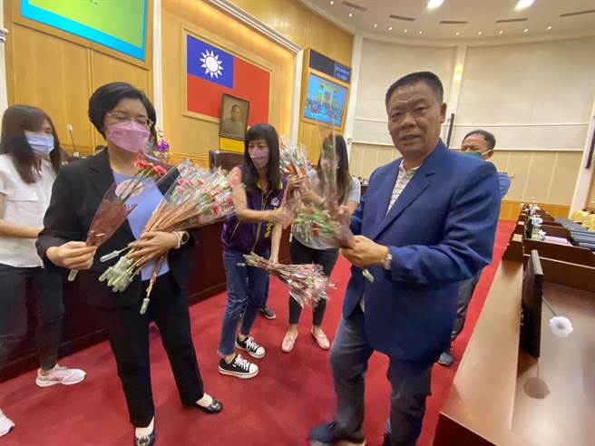 彰化县长王惠美（左二）与副议长许原龙（右一）在议场分送康乃馨。（孙英哲摄） 　