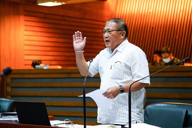 宜兰县议员陈鸿禧认为科技执法应该针对危险路口来设置，而非抢钱。（李忠一摄）