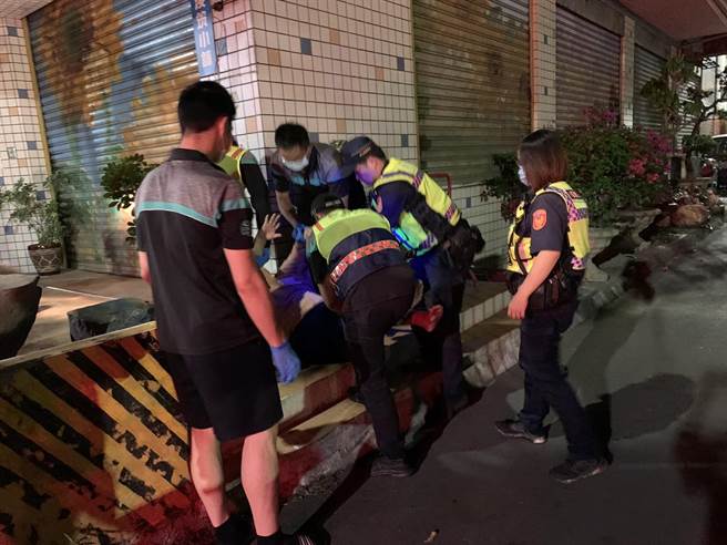 彰化57岁的杨姓女子独力照顾卧病在床失能的老母亲多年，不堪长期照顾压力，日前与姊姊在家爆发口角，竟夺门而出跑到距离住家200公尺远的八堡圳旁哭泣，准备跳圳轻生。(警方提供／吴建辉彰化传真)