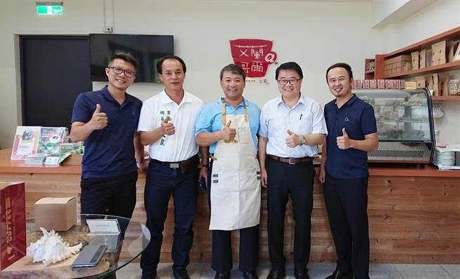 行政院东部联合服务中心执行长由洪宗楷（左一）回任，许文献（左二）担任副执行长。（读者提供／蔡旻妤台东传真）