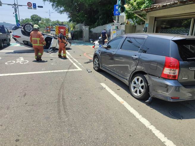 新北市八里今(10日)早上11時發生一起翻車意外，54歲鄭姓女子當時駕駛白色休旅車行駛在龍米路二段，行經米倉國小前因不明原因不慎擦撞路邊違停車輛，導致整輛車失控翻覆。(黃敬文翻攝)