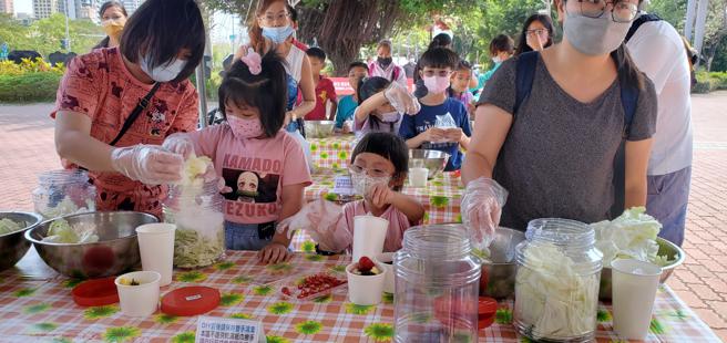 莲潭小农市集112年度以「动手DIY」为主题展开(高雄市农业局提供)
