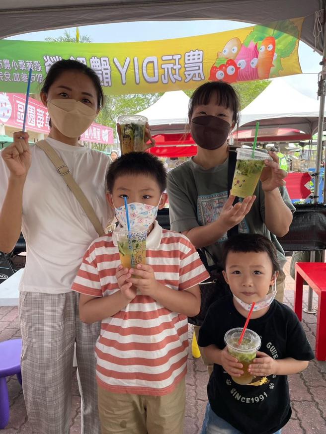 莲潭小农市集有来自高雄及邻近县市的优质农产品，展售当地当令新鲜蔬果等农产(高雄市农业局提供)