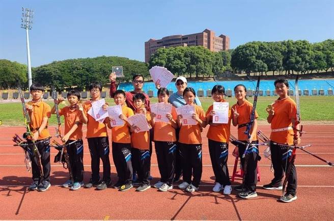 花莲县中华国小射箭队7月将代表台湾出战美国国际邀请赛，但因选手家境窘困，出国经费难筹，盼社会各界能支持小选手一圆国手梦想。（中华国小提供／罗亦晽花莲传真）
