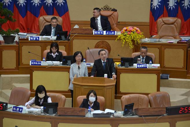 新北市民进党团今质询，市议员陈乃瑜质疑，新北市是人口最多的城市，0到2岁宝宝去年有7万2410个，但公托仅收6000余名婴幼儿，不到母数的十分之一，她呼吁，市府的超收税收余额应作为社福使用。（蔡雯如摄）