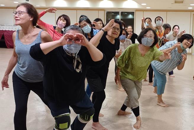 随着母亲节的到来，台南新营艺术季邀请古名伸舞蹈团13、14日下午在新营铁道地景公园演出。（新营文化中心提供／张毓翎台南传真）