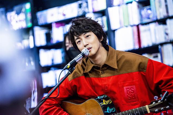 许书豪日前在诚品举办《最美的地方》音乐分享会。（华纳音乐提供）