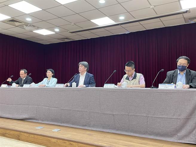 卫福部今天大动作开食安记者会，指出将会检讨行政流程，加快公布时间。摄影郑郁蓁