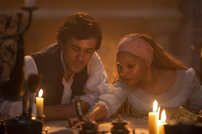 饰演王子的乔纳霍尔金（左起）、小美人鱼荷莉贝莉。《小美人鱼》剧照（迪士尼提供）