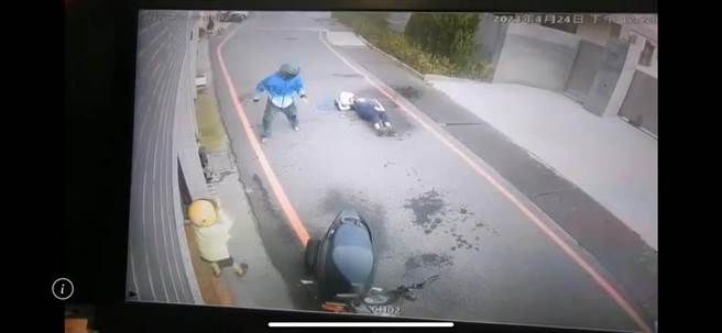 父子檔遭噴灑汽油後，其中謝男下車擊倒詹姓老翁。（本報資料照片）