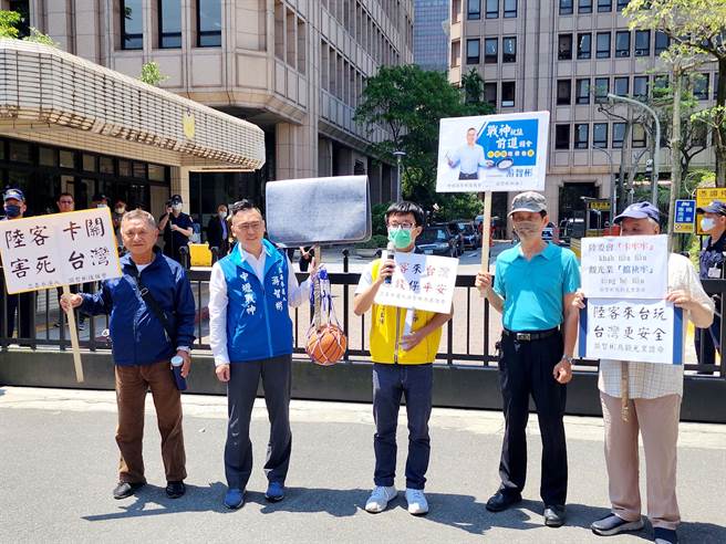 我国迟未开放大陆团客来台，新党今第3度赴陆委会抗议，并上演行动剧，帮陆委会正名为「不欢迎大陆观光客委员会」。（新党提供）