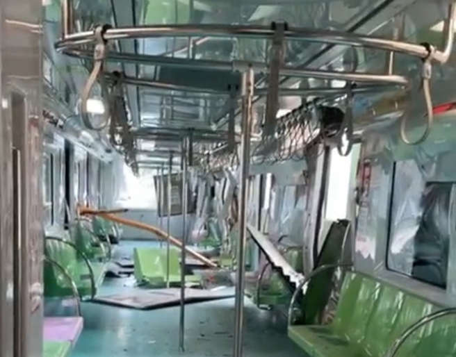 施工鐵架倒塌「砸穿隔音牆與車廂」，多人受傷送醫。(翻攝自記者爆料網)