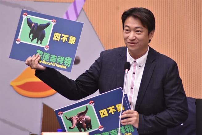 无党籍县议员魏嘉贤质疑日出香榭道路缺失，发生车祸意外责任难厘清。（魏嘉贤服务处提供／王志伟花莲传真）