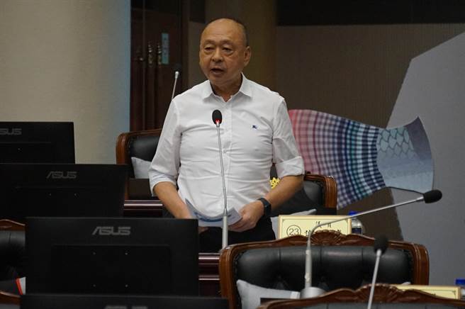 无党籍县议员谢国荣建议，日出香榭大道建设应该要活络旧社区，建议附近老屋重建建蔽率、门面拉皮补助等。（王志伟摄）