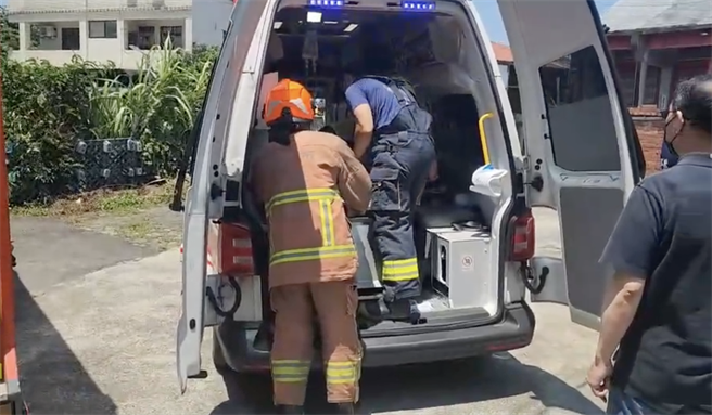 枪战中歹徒中2枪送医。（警方提供）