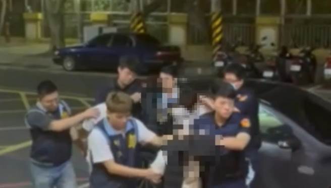 王男等人被警方带回警局侦讯。（警方提供）