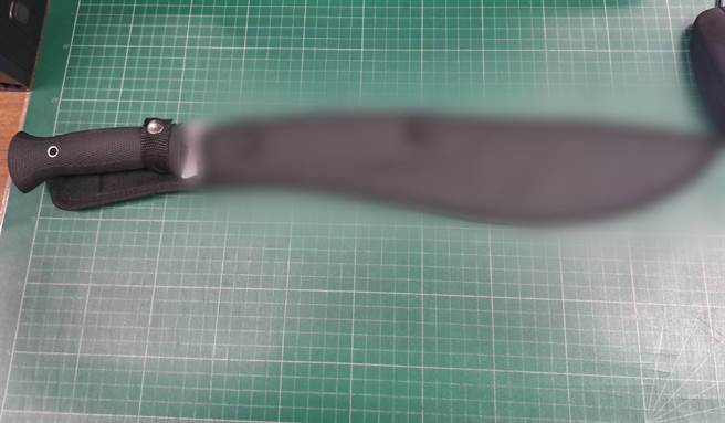 警方查扣的开山刀。（警方提供）