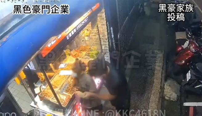 ▲从录影画面可明显看出男子骚扰女子之行为。（摘自脸书黑色豪门企业／徐佑升基隆传真）